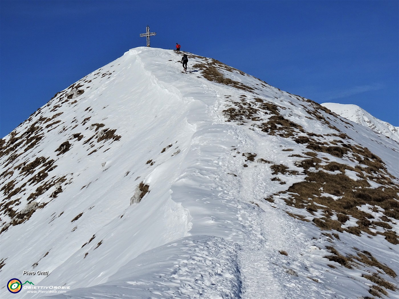 32 Percorriamo con attenzione la traccia nella neve sulla affilata cresta per Cima Grem.JPG